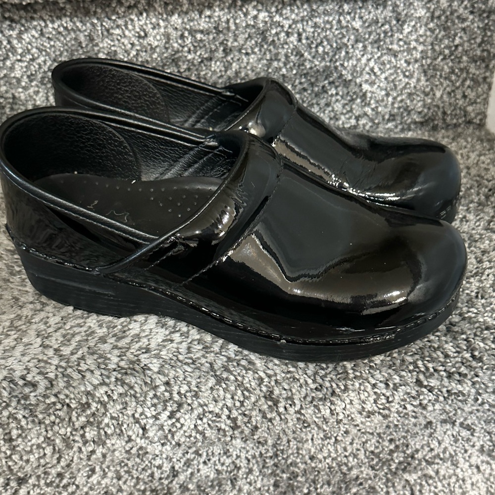 Dansko women’s Shiny Black Clogs medical office comfort shoes 39 Euro 8.5 - 9